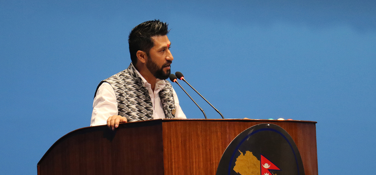 संसद्‌मा जवाफ दिँदै गृहमन्त्री लामिछाने