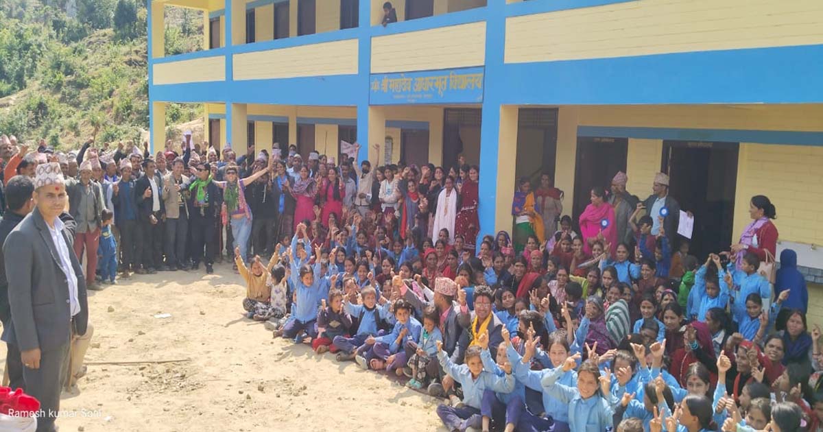 पक्की भवनमा रमाउँदै विद्यार्थी