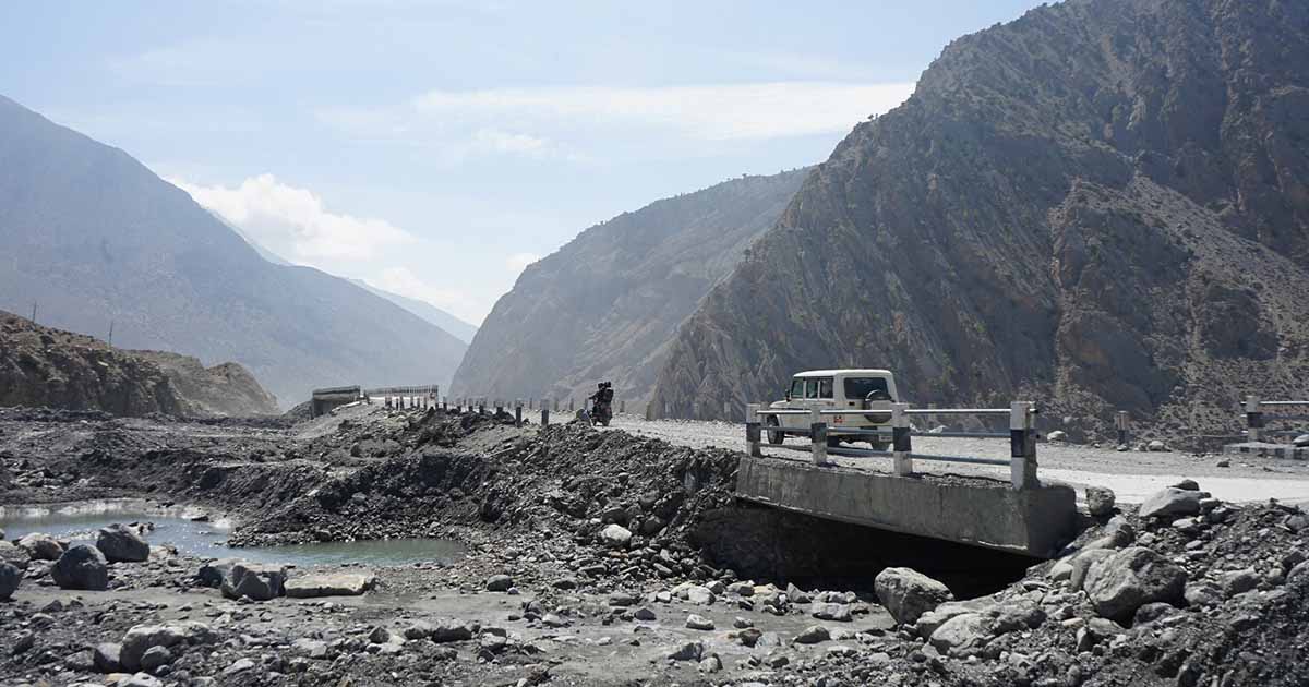 राष्ट्रिय गौरव आयोजनाको उपहास: पुल एकातिर, खोला अर्कैतिर