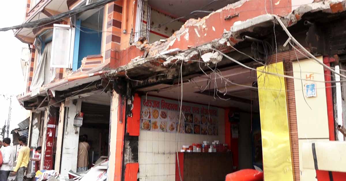 अतिक्रमण गरी बनाइएका घर टहरामाथि काठमाडौं महानगरकाे डोजर