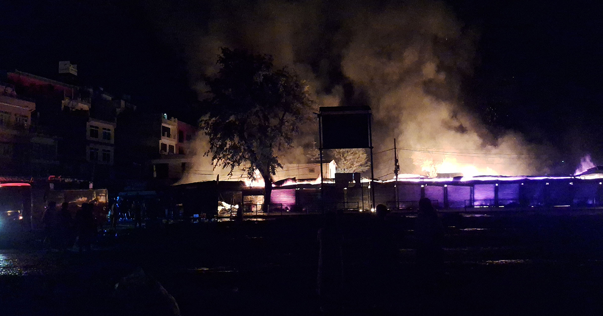 दमौलीमा लागेको आगलागी ३ घण्टापछि नियन्त्रणमा, २० वटा सटर जले