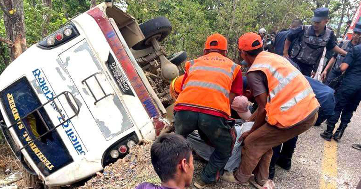 सुर्खेतको वीरेन्द्रनगरमा बस दुर्घटना: २ जनाको मृत्यु, १९ घाइते