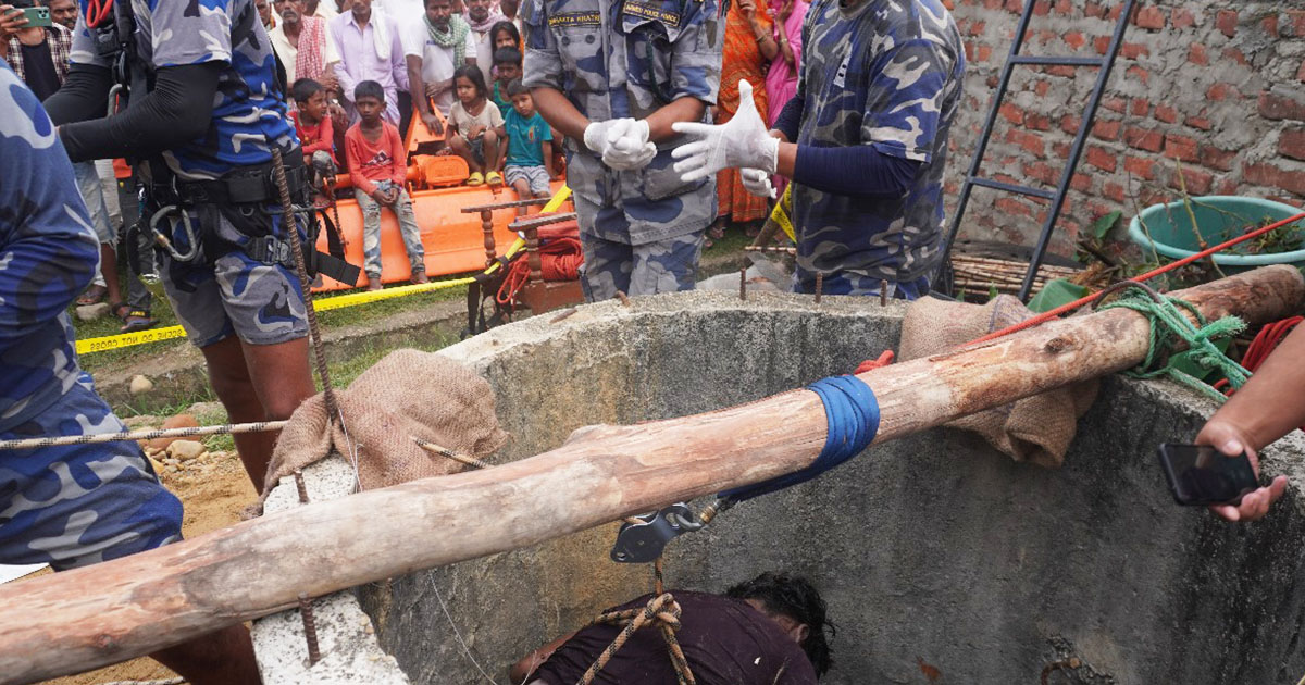 धनुषामा इनार सफा गर्न पसेका एक पुरुषको निसास्सिएर मृत्यु