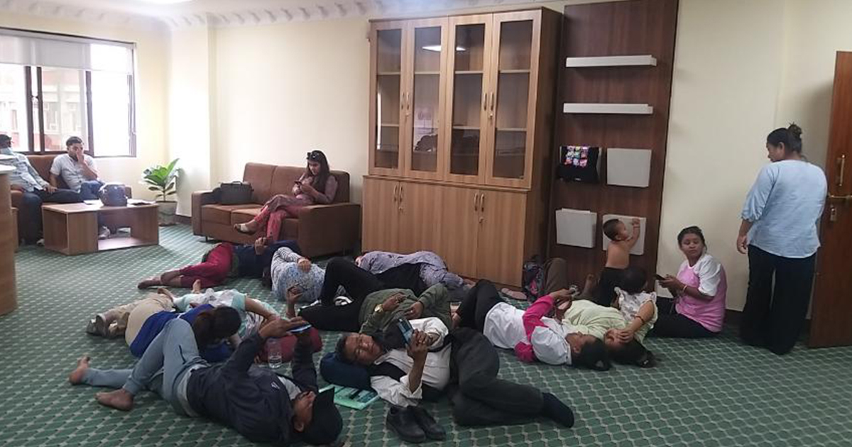 रुसी सेनाका परिवारद्वारा कन्सुलर विभागमा धर्ना, प्रहरीद्वारा बल प्रयोग