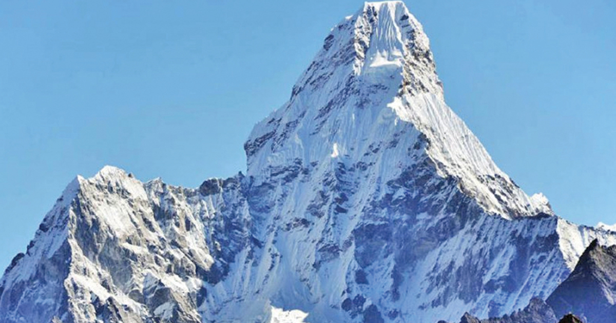 अमादब्लमको काखमा हराइरहेका हिमाल प्रेमीहरू