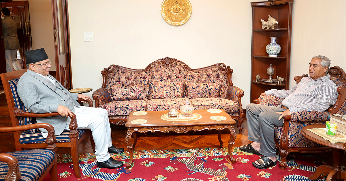 प्रधानमन्त्री दाहाल देउवा भेट्न बुढानिलकण्ठमा