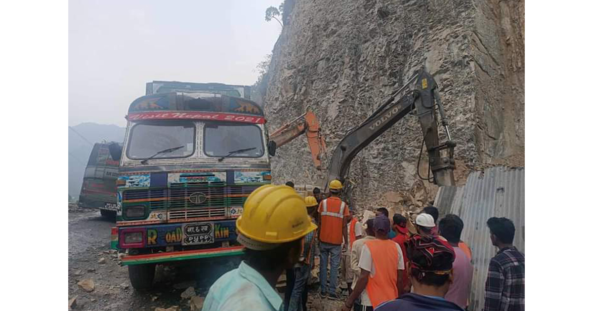 नारायणगढ-मुग्लिन सडकखण्डमा पहिरो खस्दा एकजनाको मृत्यु