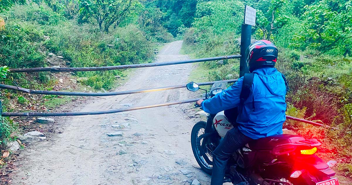 ‘सवारीचालकज्यूहरु, कृपया तगारो लगाउनुहोला, नत्र ५ सय जरिवाना तिर्नुपर्नेछ’