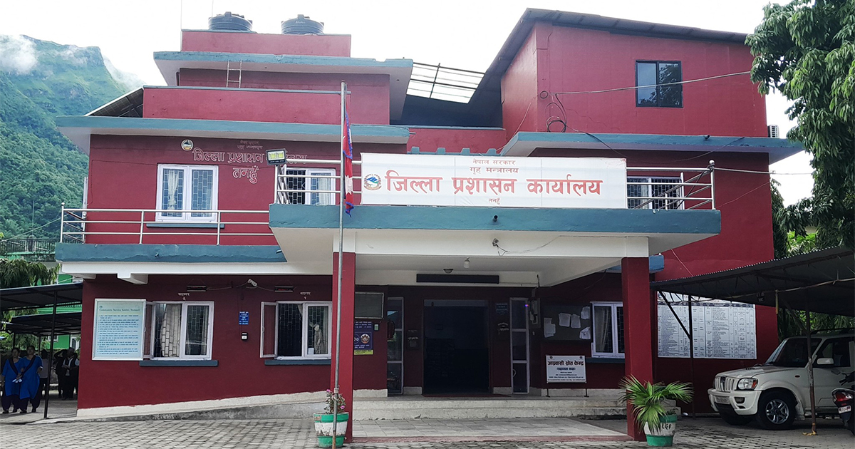 राष्ट्रिय परिचयपत्र बनाउन सेवाग्राहीलाई सास्ती, बिहानैदेखि लाइन बसेपनि पालो आउँदैन