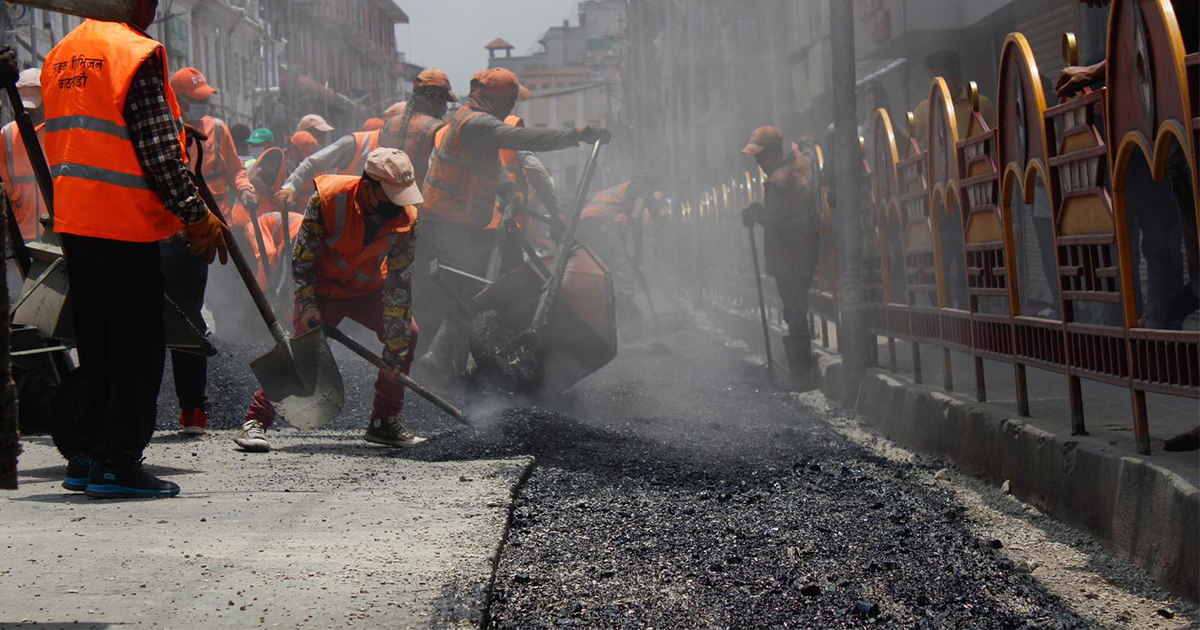 तस्बिरमा हेरौं सडक विभागले न्युरोडमा टालिरहेको पिच