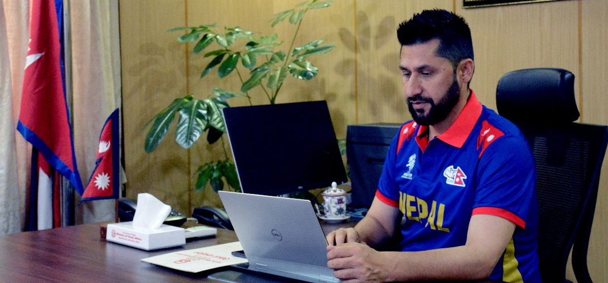 कार्यकक्षमा राष्ट्रिय क्रिकेट टोलीको जर्सीमा गृहमन्त्री (तस्बिरहरू)