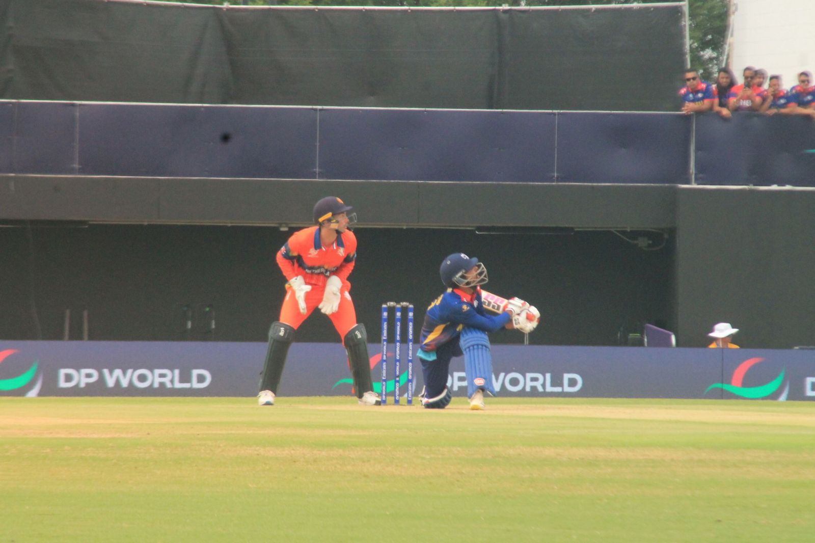 धराशयी बन्यो नेपालको ब्याटिङ, कमजोर लक्ष्यतर्फ अग्रसर