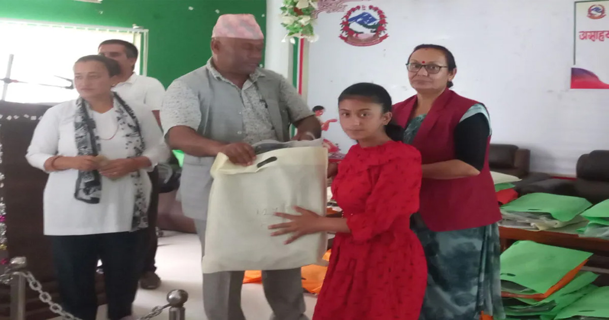 अभिभावकविहीन बालबालिकालाई कपडा वितरण