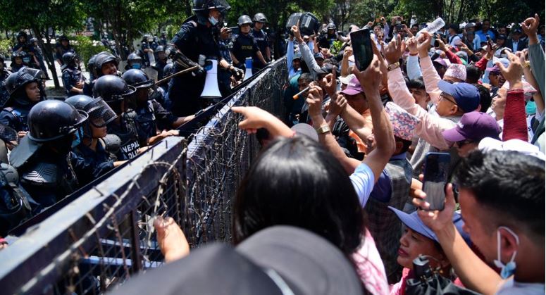 अराजक बन्यो शिक्षक आन्दोलन, प्रहरीले हान्यो पानीको फोहरा