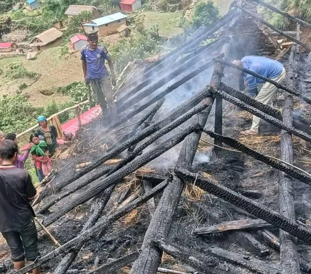 घरमा आगलागी का कारण दुई लाख बराबरको क्षति
