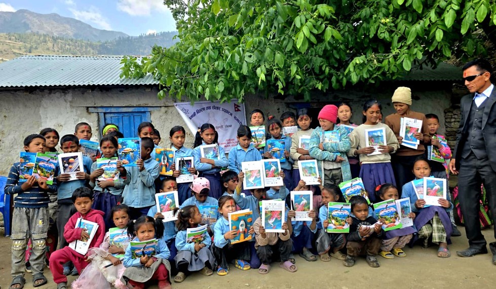 मान्मा आधारभूत विद्यालयका ६० जना विद्यार्थीलाई शैक्षिक सामग्री वितरण