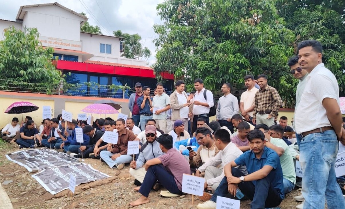 कर्मचारीहरु काम रोकेर आन्दोलनमा