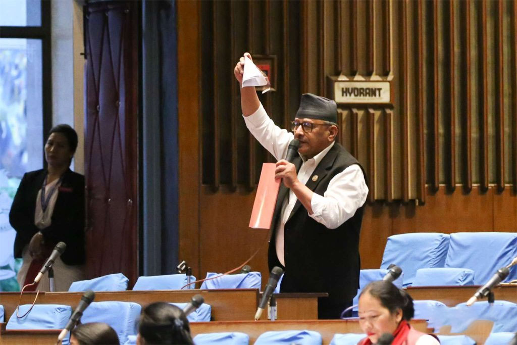 सांसद थापाले संसद बैठकमै च्याते बजेट पुस्तिका