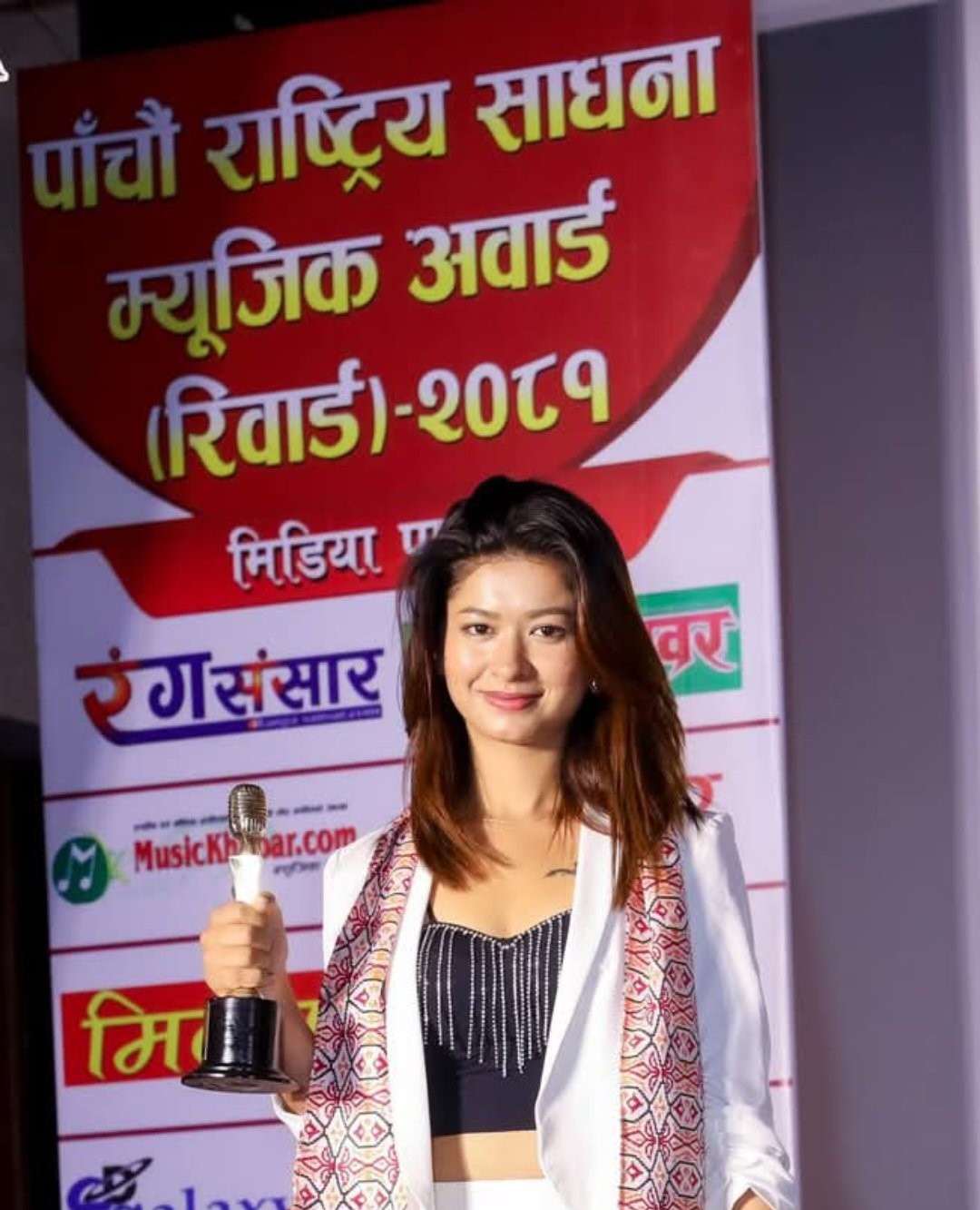 दीपा शाहीलाई ‘उत्कृष्ट महिला मोडेल