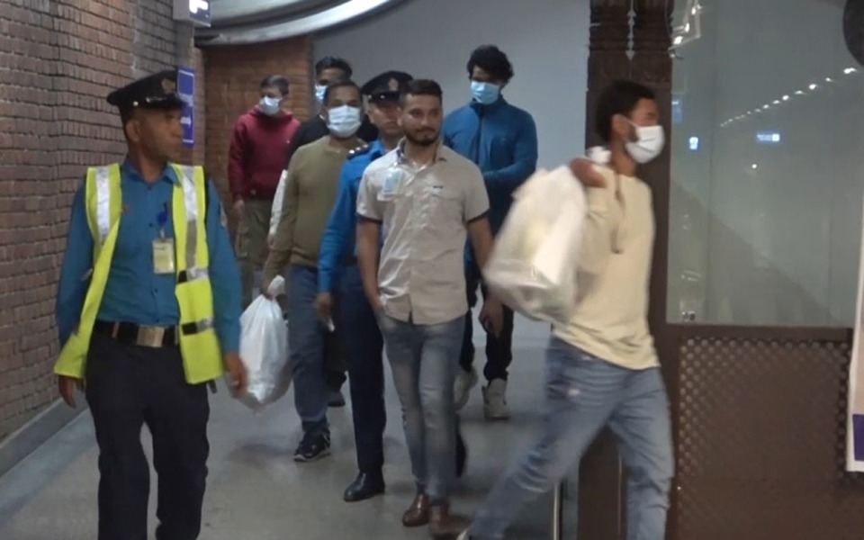 अमेरिकाबाट बोरा बोकेर फर्कनु पर्‍यो नेपालीलाई