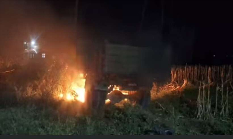 टिपरको ठक्करबाट युवकको मृत्यु, स्थानीयले जलाए टिपर