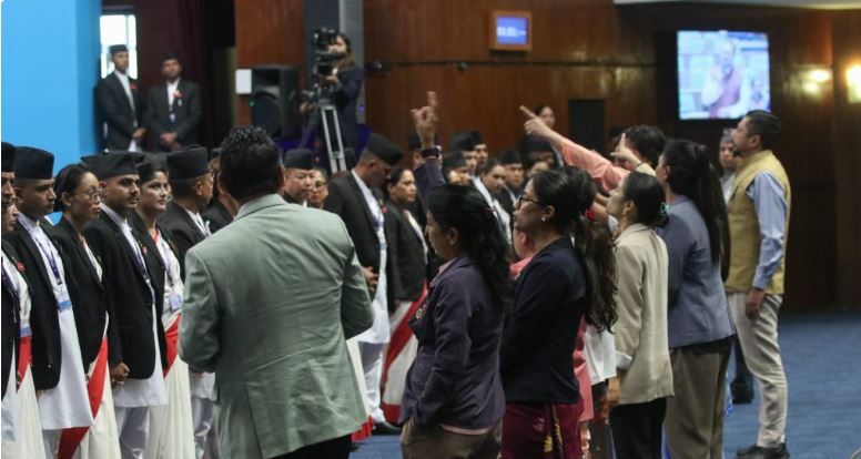 संसद्‍मा रास्वपाको वेल घेराउ, राप्रपाको बहिष्कार