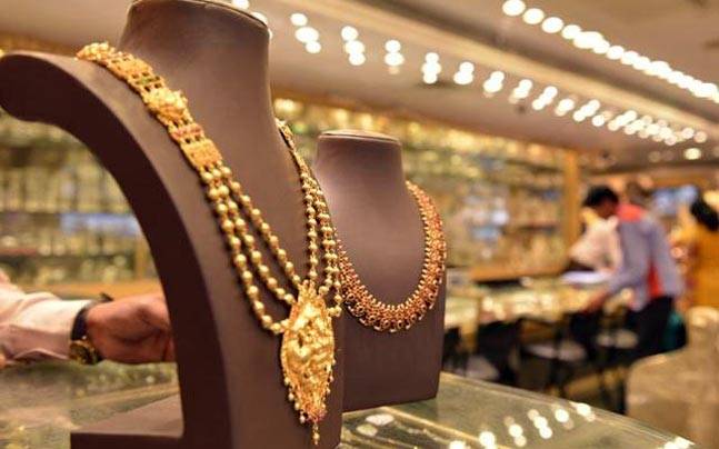 सुनको मूल्य घट्दै