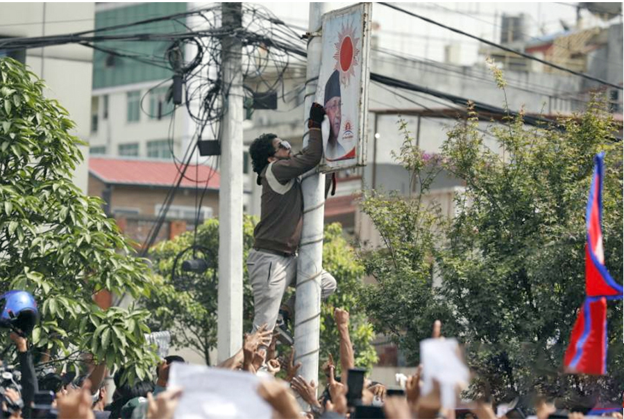 जेनजीको जुलुसमा सहभागीले च्याते प्रधानमन्त्री ओलीको फोटो