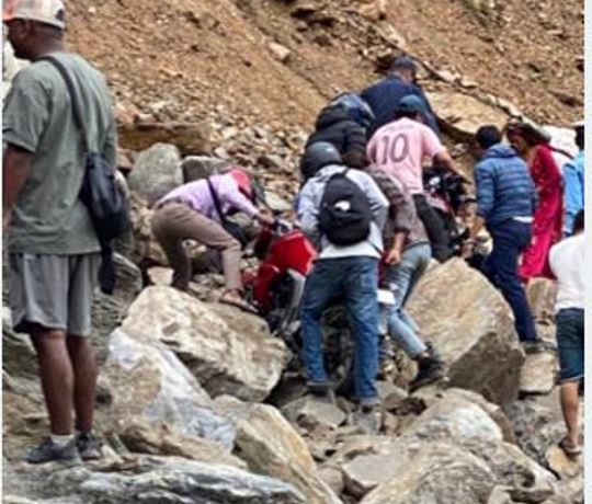 पहिरोले कर्णाली राजमार्ग अवरुद्ध, ढुवानी गरिएका स्याउ बाटोमै कुहिने डर