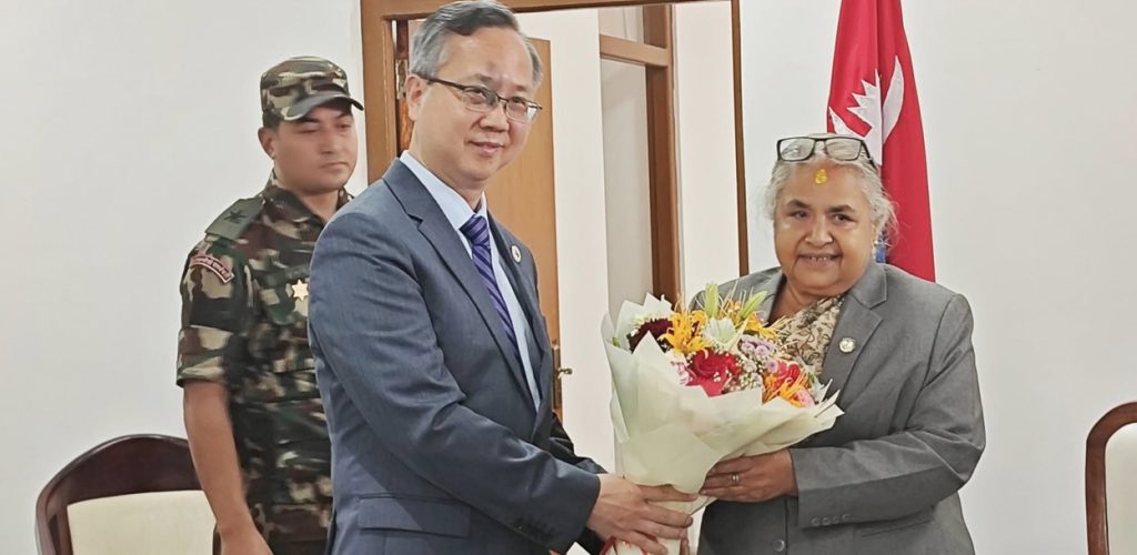 चिनियाँ राजदूतले प्रधानमन्त्री कार्कीलाई भेटेर दिए बधाई