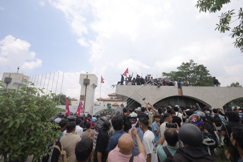 प्रहरीले चलाएको गोली लागेर केही जेन्जी घाइते