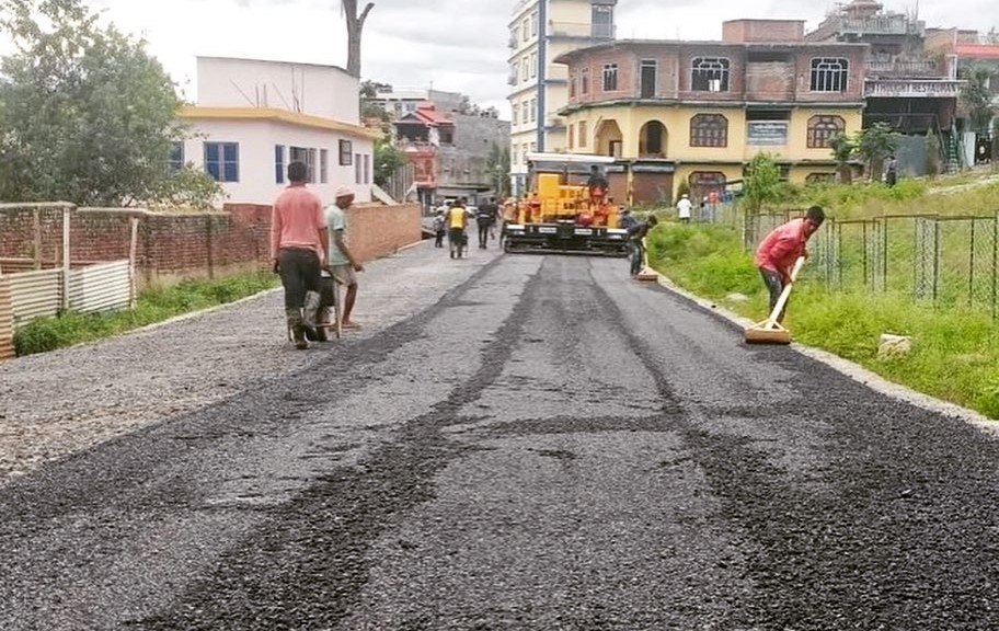 आठ बर्षमा २५० किलोमितर सडक कालोपत्र